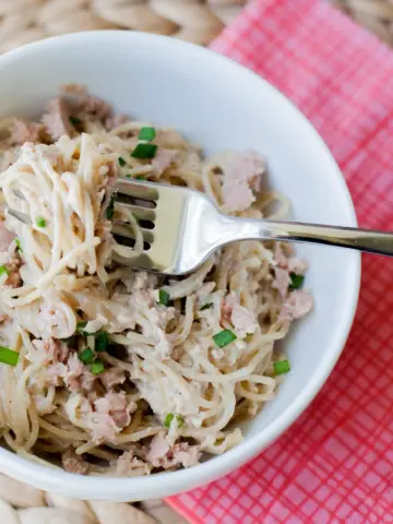 Spaghetti with tuna. Tallarines con atún.